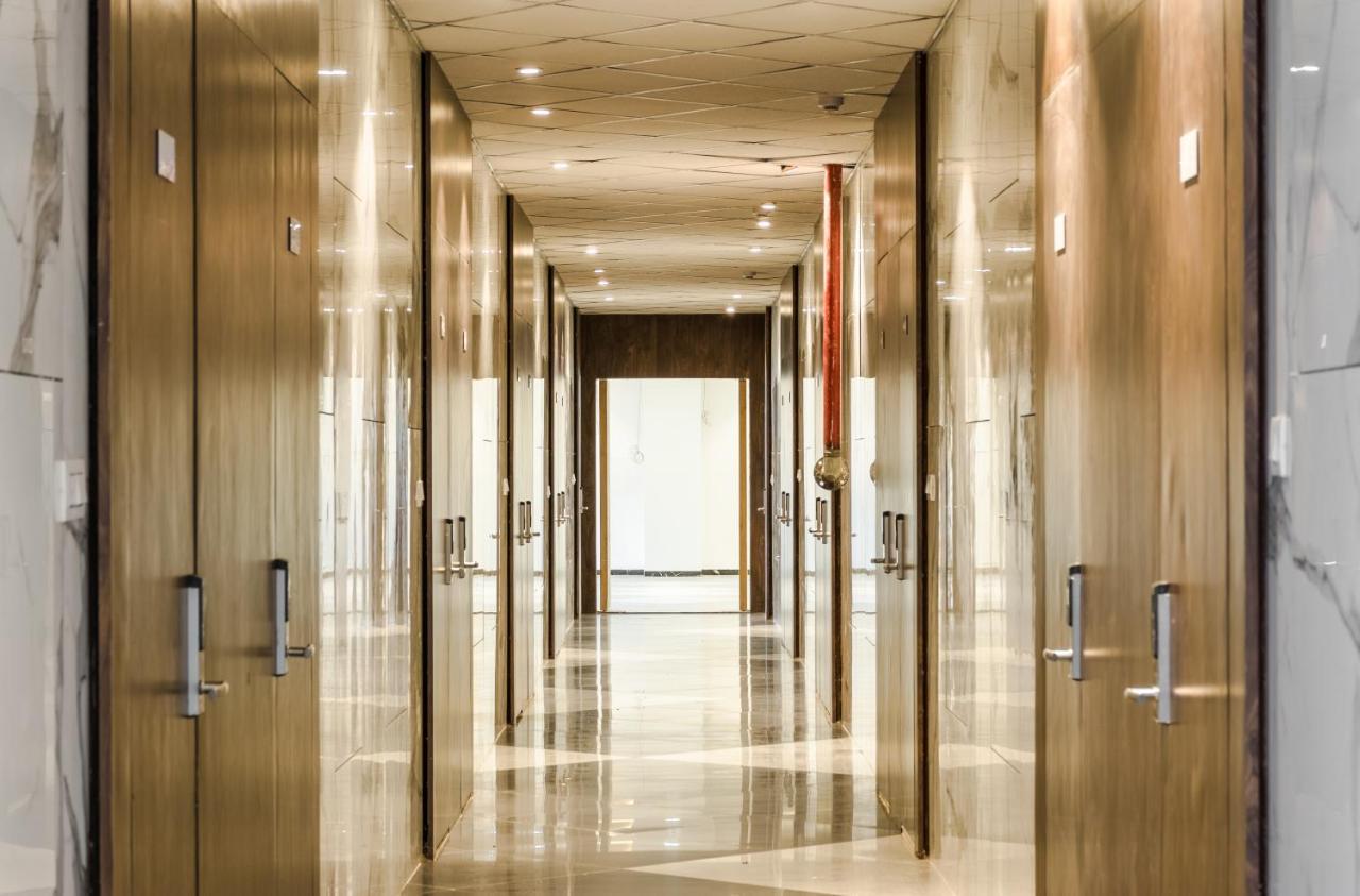Meridian Hotel & Banquet Surat Dış mekan fotoğraf
