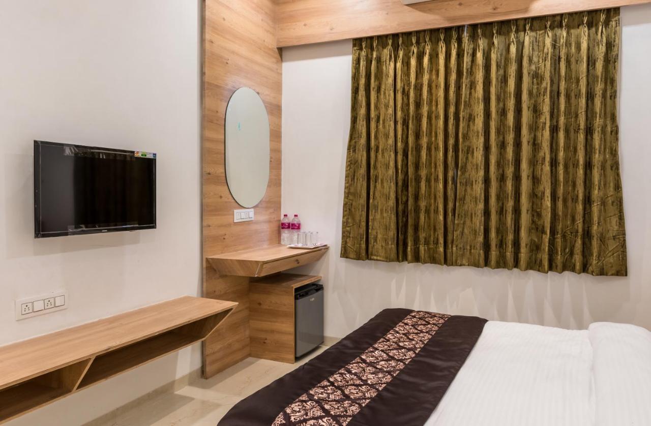 Meridian Hotel & Banquet Surat Dış mekan fotoğraf