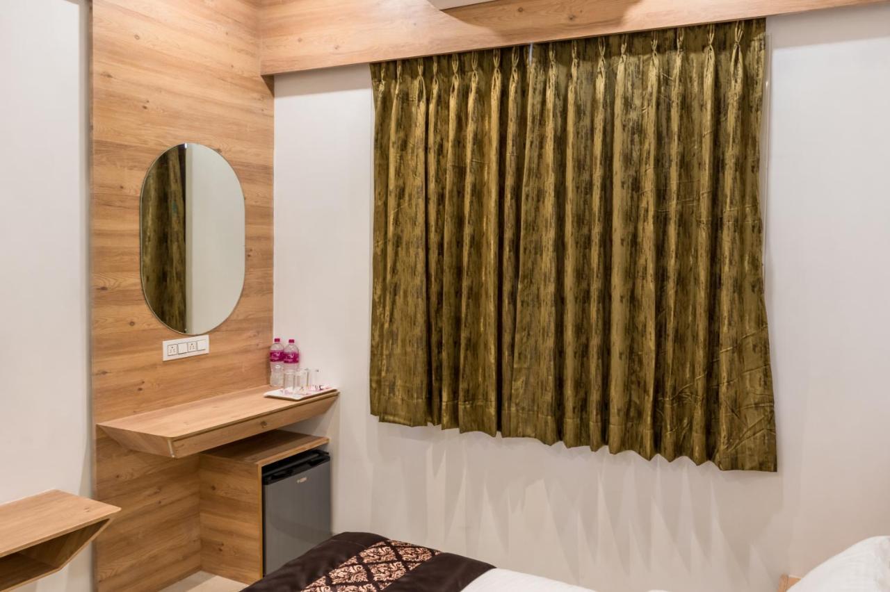 Meridian Hotel & Banquet Surat Dış mekan fotoğraf