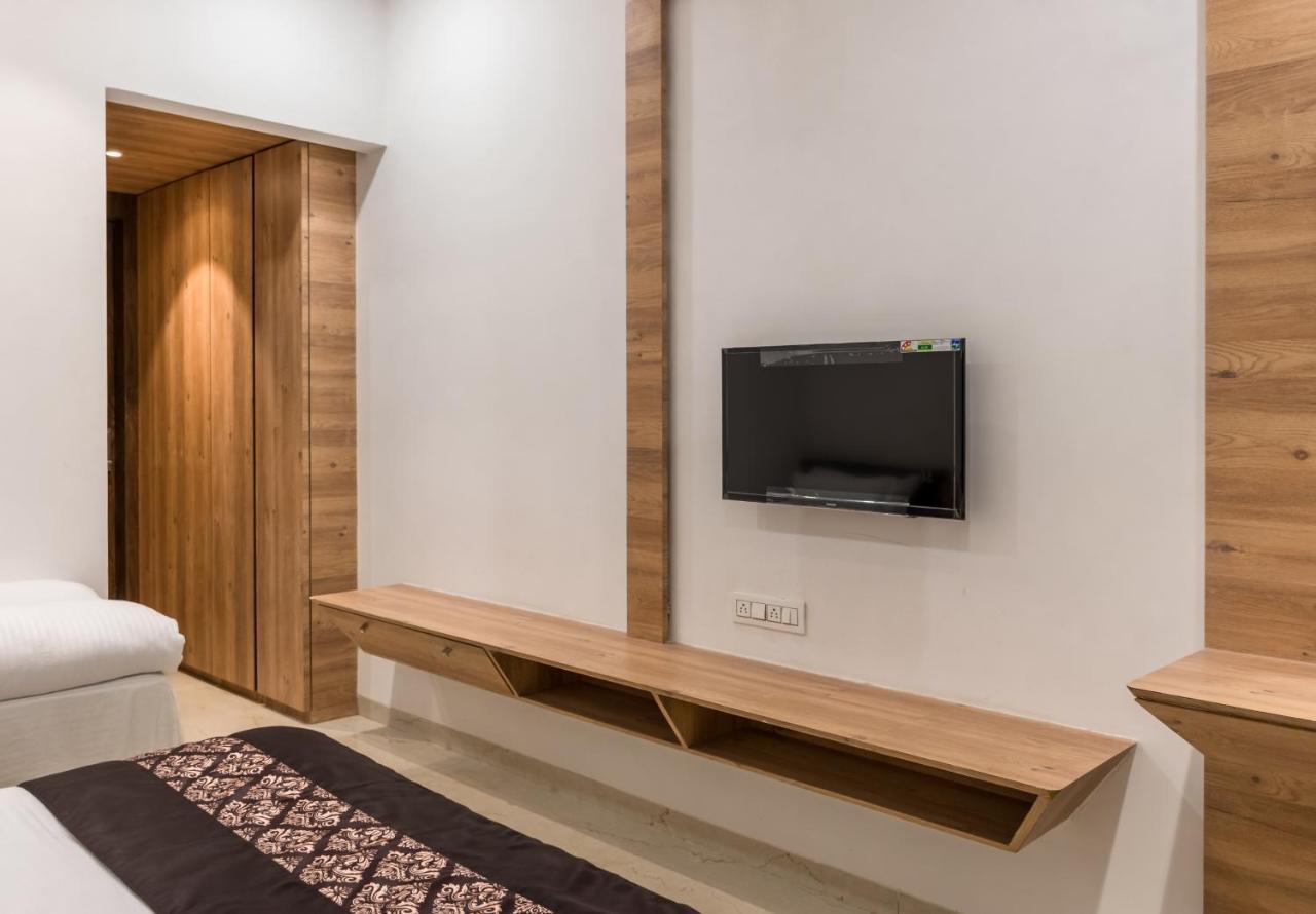 Meridian Hotel & Banquet Surat Dış mekan fotoğraf