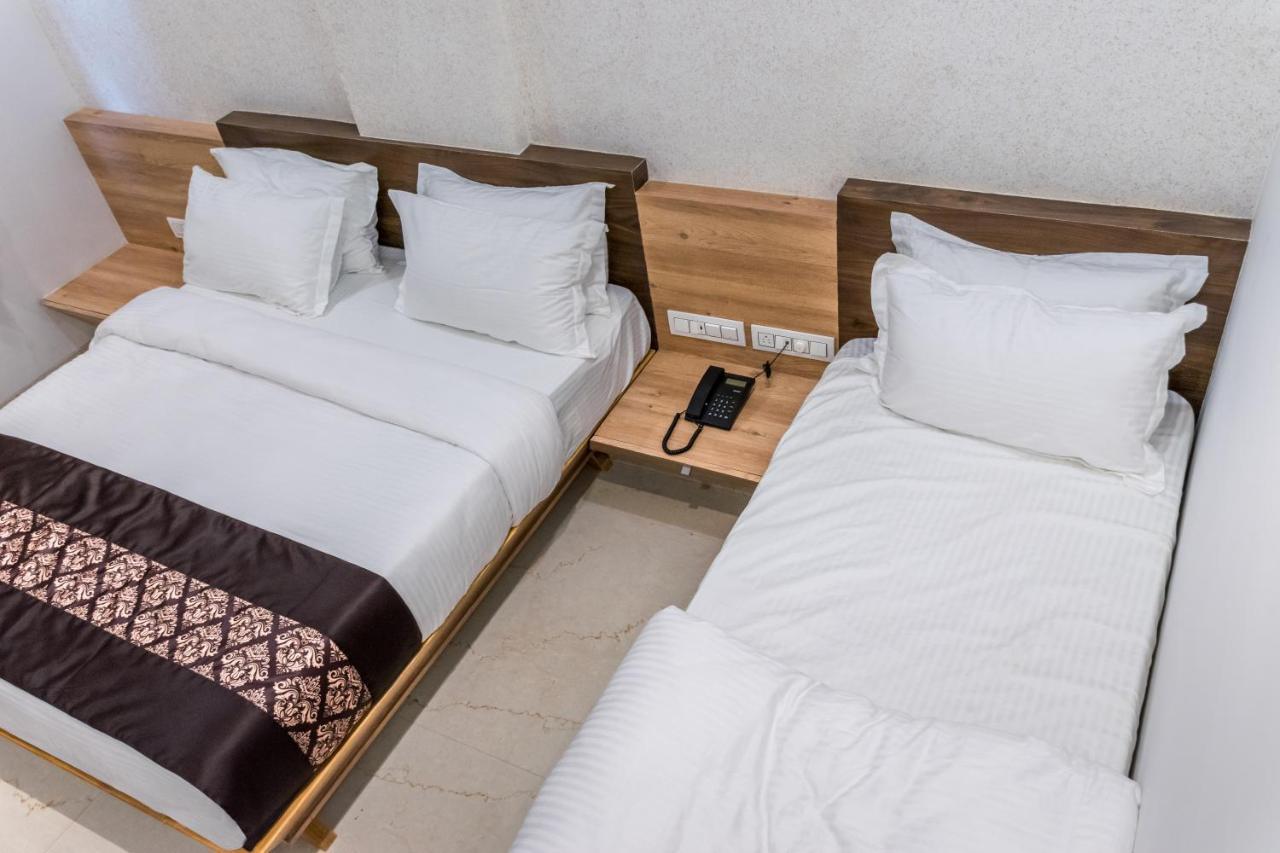 Meridian Hotel & Banquet Surat Dış mekan fotoğraf