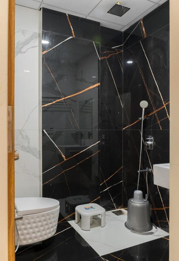 Meridian Hotel & Banquet Surat Dış mekan fotoğraf
