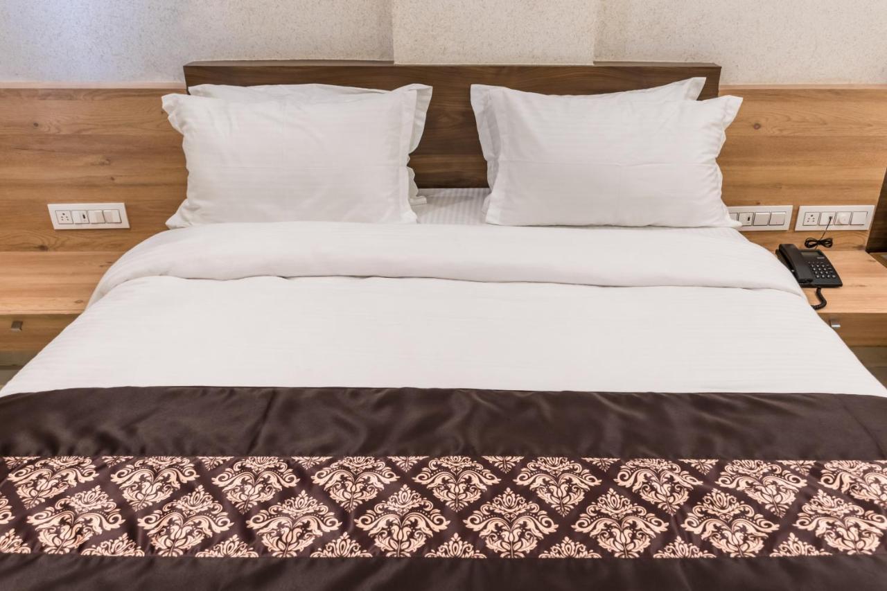 Meridian Hotel & Banquet Surat Dış mekan fotoğraf