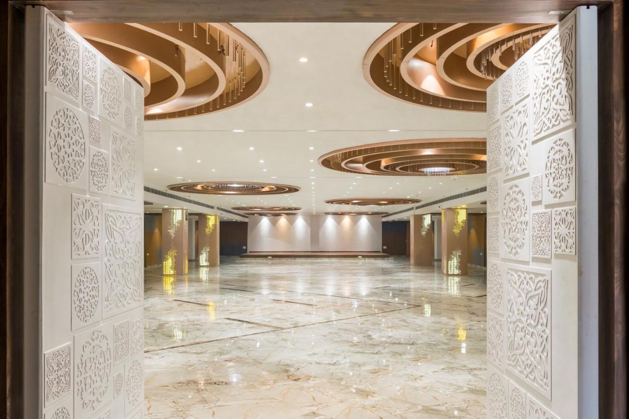 Meridian Hotel & Banquet Surat Dış mekan fotoğraf