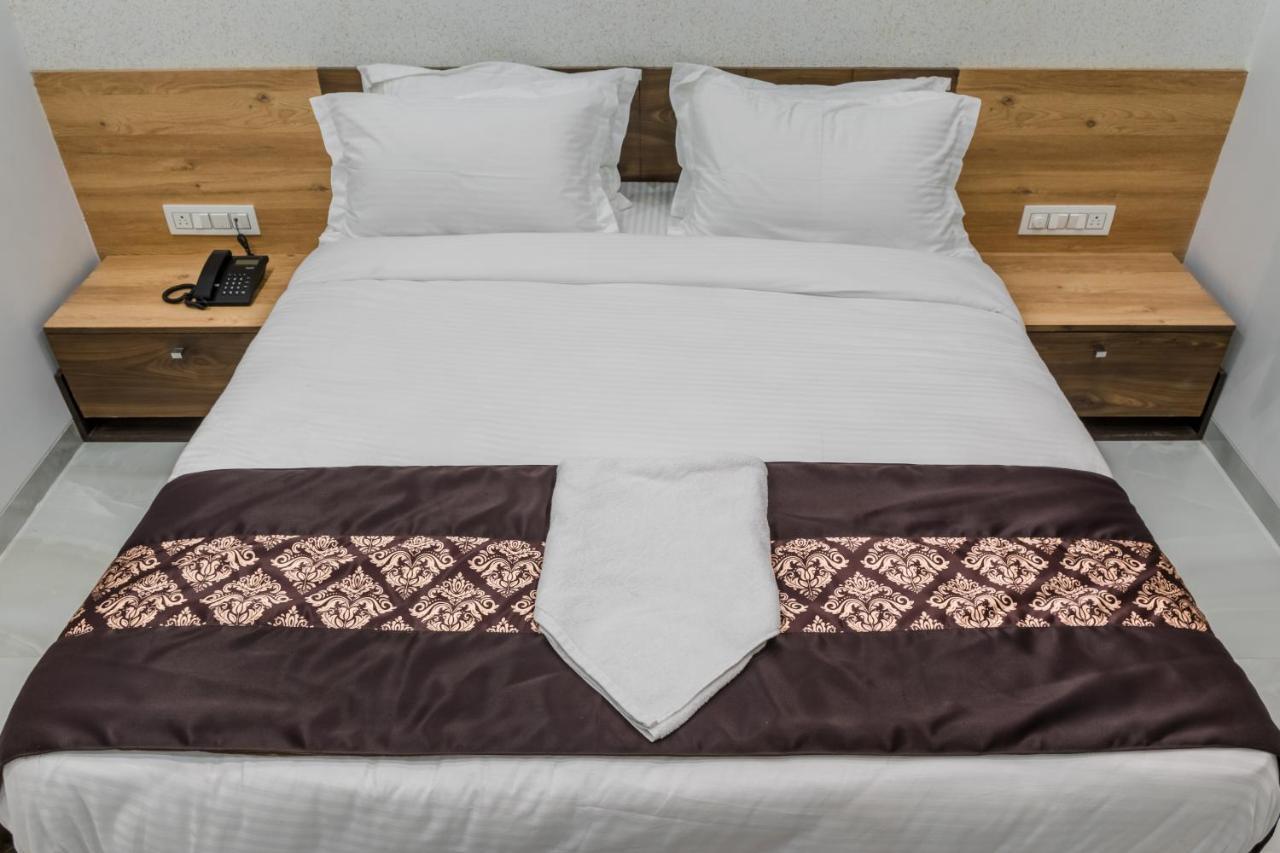 Meridian Hotel & Banquet Surat Dış mekan fotoğraf