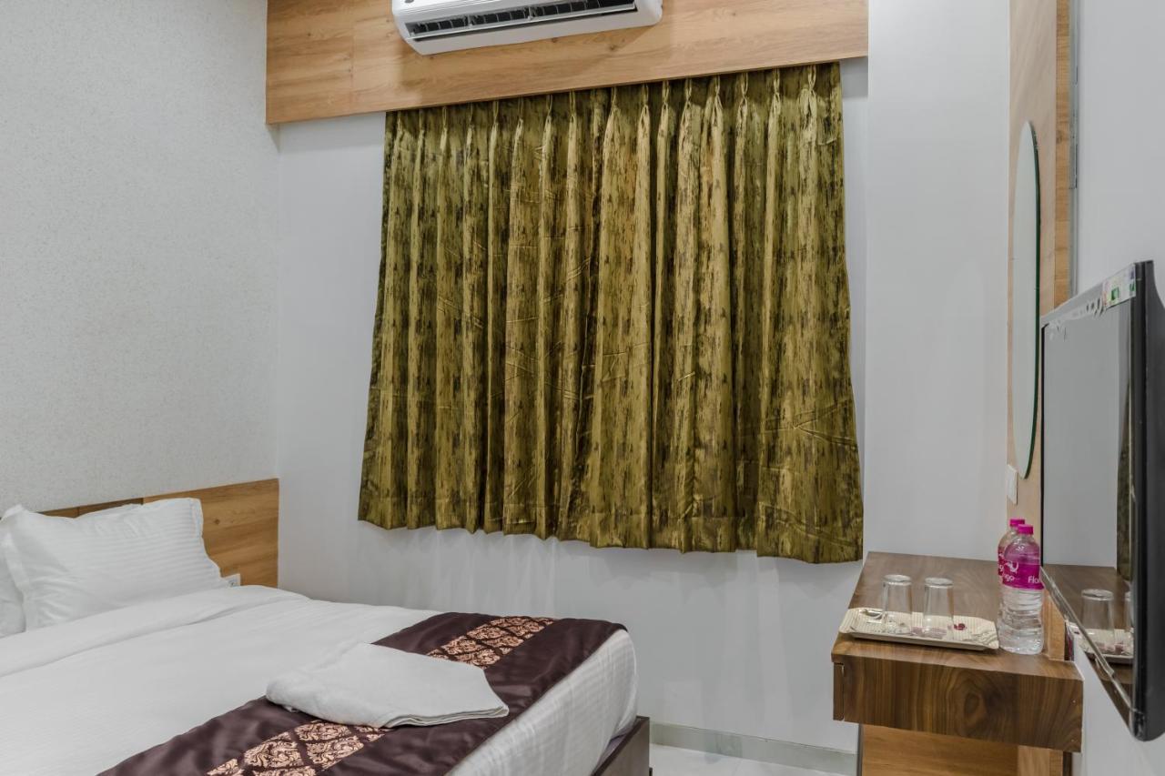 Meridian Hotel & Banquet Surat Dış mekan fotoğraf