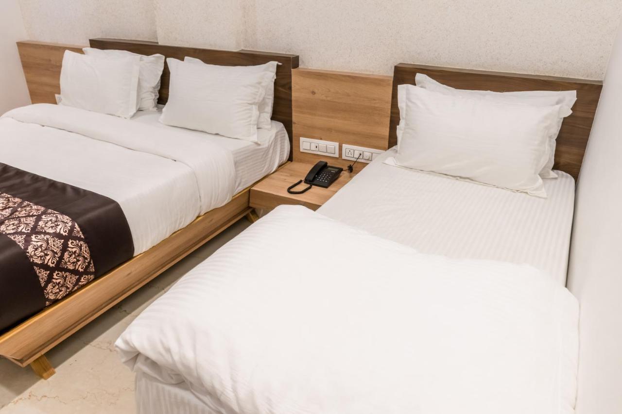 Meridian Hotel & Banquet Surat Dış mekan fotoğraf