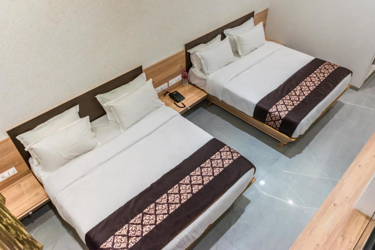 Meridian Hotel & Banquet Surat Dış mekan fotoğraf