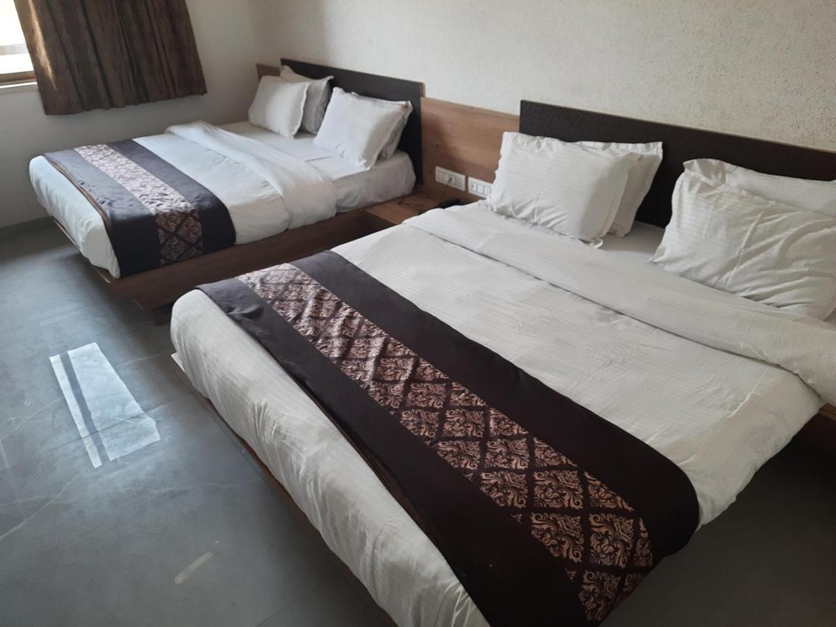 Meridian Hotel & Banquet Surat Dış mekan fotoğraf